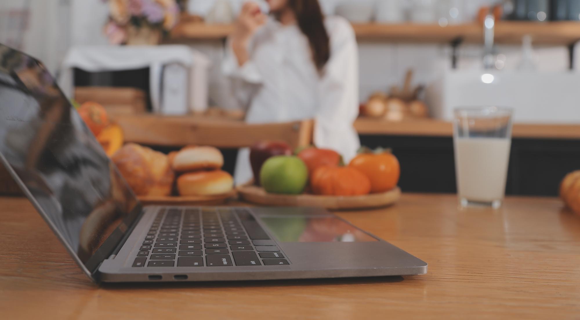 Contatto supporto con laptop